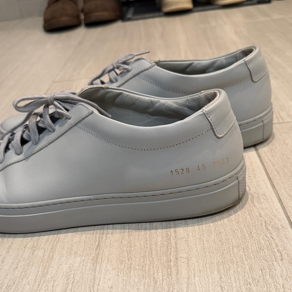 Common Projects Men's Light Gray Leather Low-Top Sneakers